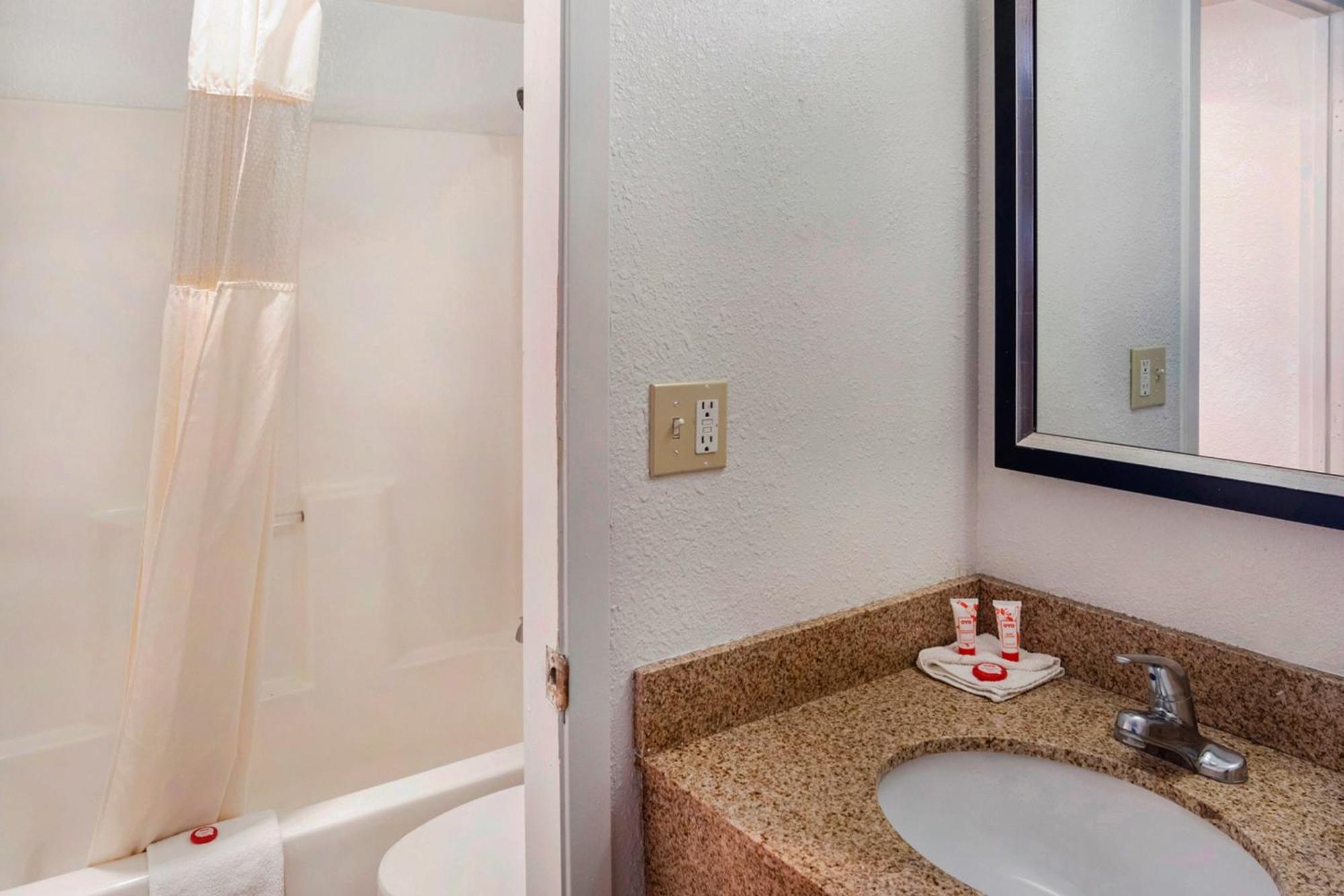 Oyo Townhouse Dodge Ks 2*
